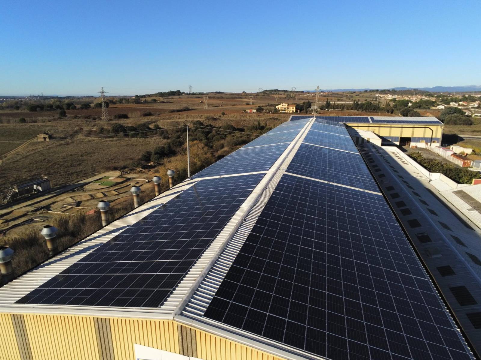 découvrez les avantages des toits d'usine photovoltaïques, une solution durable et économique pour maximiser l'utilisation de l'espace tout en produisant de l'énergie renouvelable. transformez vos infrastructures industrielles en acteurs de la transition énergétique.