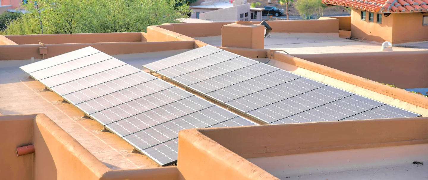 découvrez les différences entre les toits inclinés et plats pour l'installation de panneaux photovoltaïques. analysez les avantages et inconvénients de chaque type de toiture afin de choisir la solution idéale pour maximiser l'efficacité de votre système solaire.
