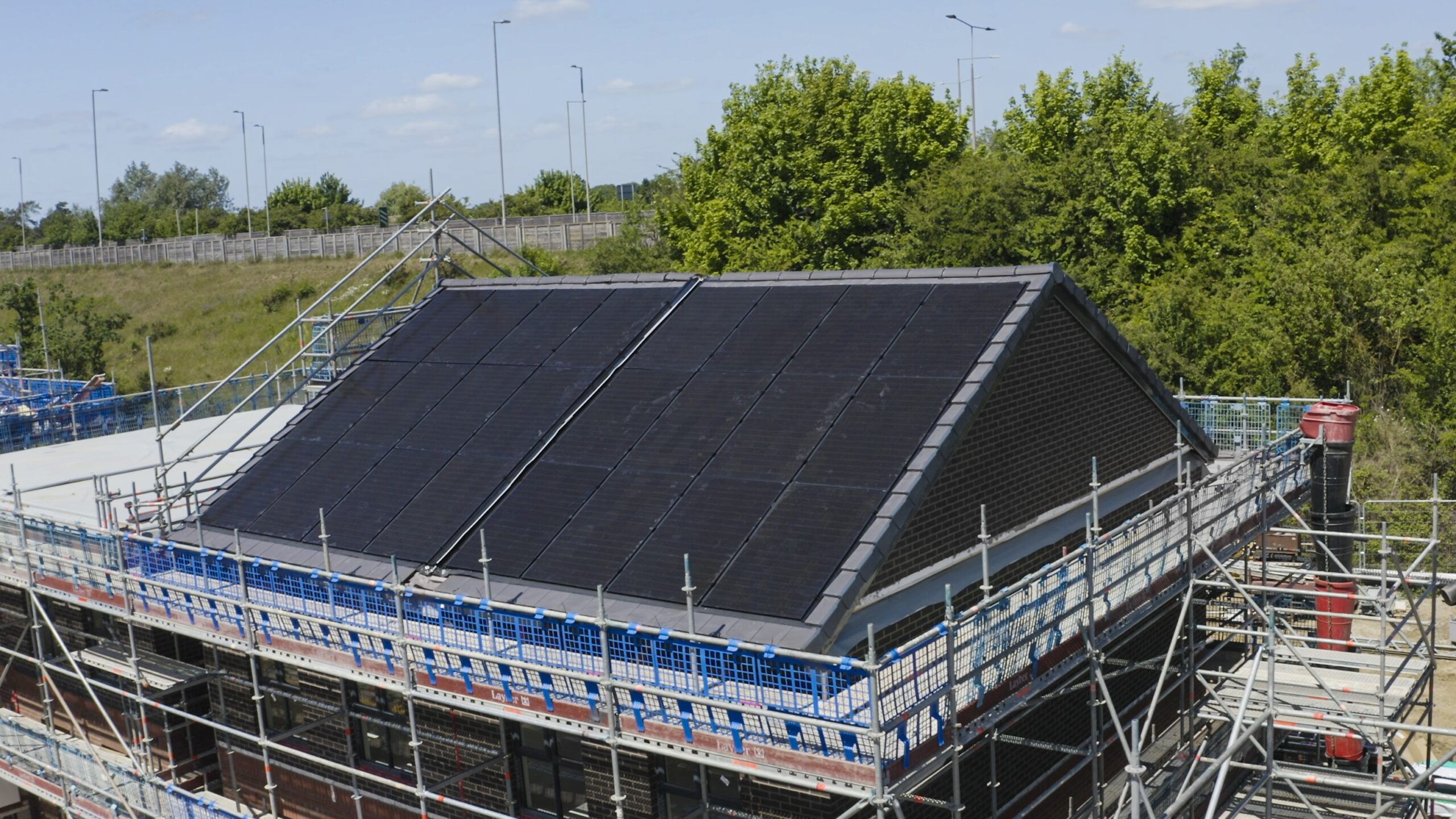 découvrez les avantages des toits photovoltaïques : une solution écologique et économique pour produire votre propre électricité et réduire vos factures énergétiques tout en préservant l'environnement.