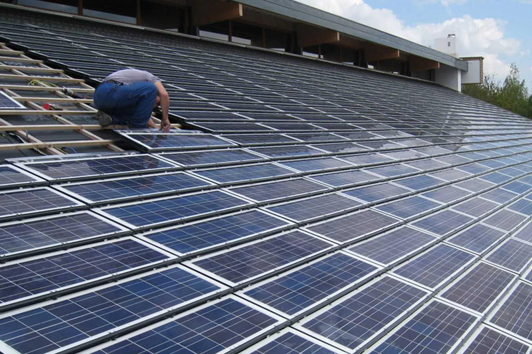 découvrez les avantages des toits photovoltaïques pour votre maison : une solution écologique et économique pour produire votre propre électricité, réduire votre empreinte carbone et profiter d'économies sur vos factures d'énergie.
