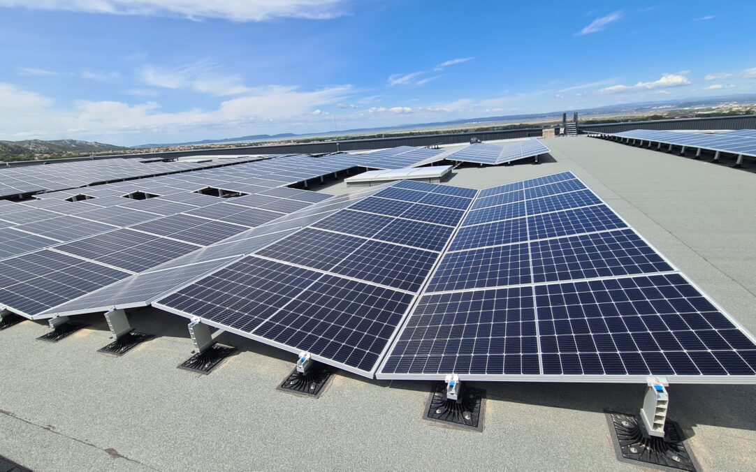 découvrez les avantages des toits photovoltaïques pour une énergie renouvelable et durable. transformez votre toiture en source d'énergie et réduisez votre empreinte carbone tout en réalisant des économies sur vos factures d'électricité.