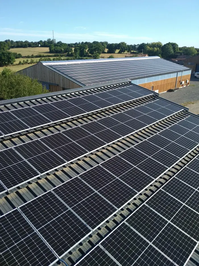 découvrez comment les toits photovoltaïques peuvent être une solution durable face à la crise énergétique actuelle. explorez les avantages de l'énergie solaire pour réduire vos factures et contribuer à la transition énergétique.