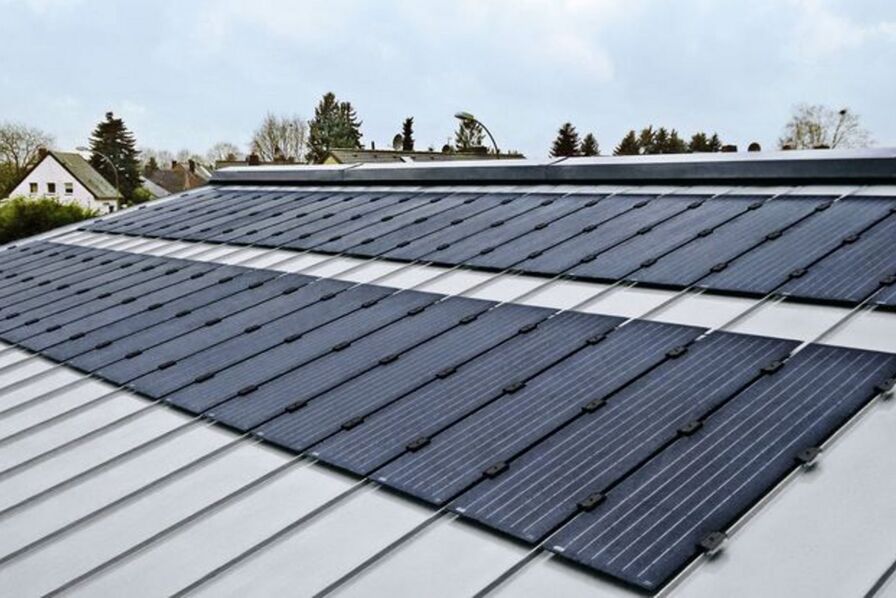 découvrez comment les toits photovoltaïques révolutionnent l'architecture moderne en alliant esthétique et durabilité. explorez les avantages énergétiques et environnementaux de l'intégration des panneaux solaires dans les constructions contemporaines.