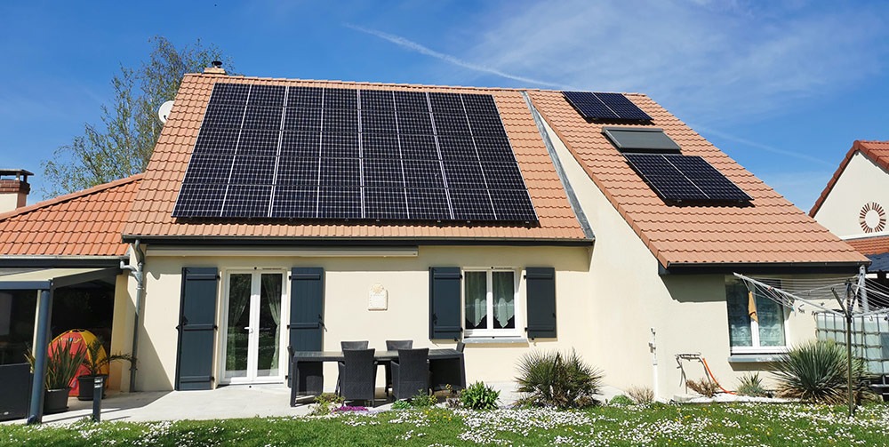 découvrez comment les toits photovoltaïques révolutionnent l'architecture moderne en alliant esthétique et durabilité. apprenez les avantages de l'intégration des panneaux solaires dans les bâtiments pour une efficacité énergétique maximale et un impact environnemental réduit.