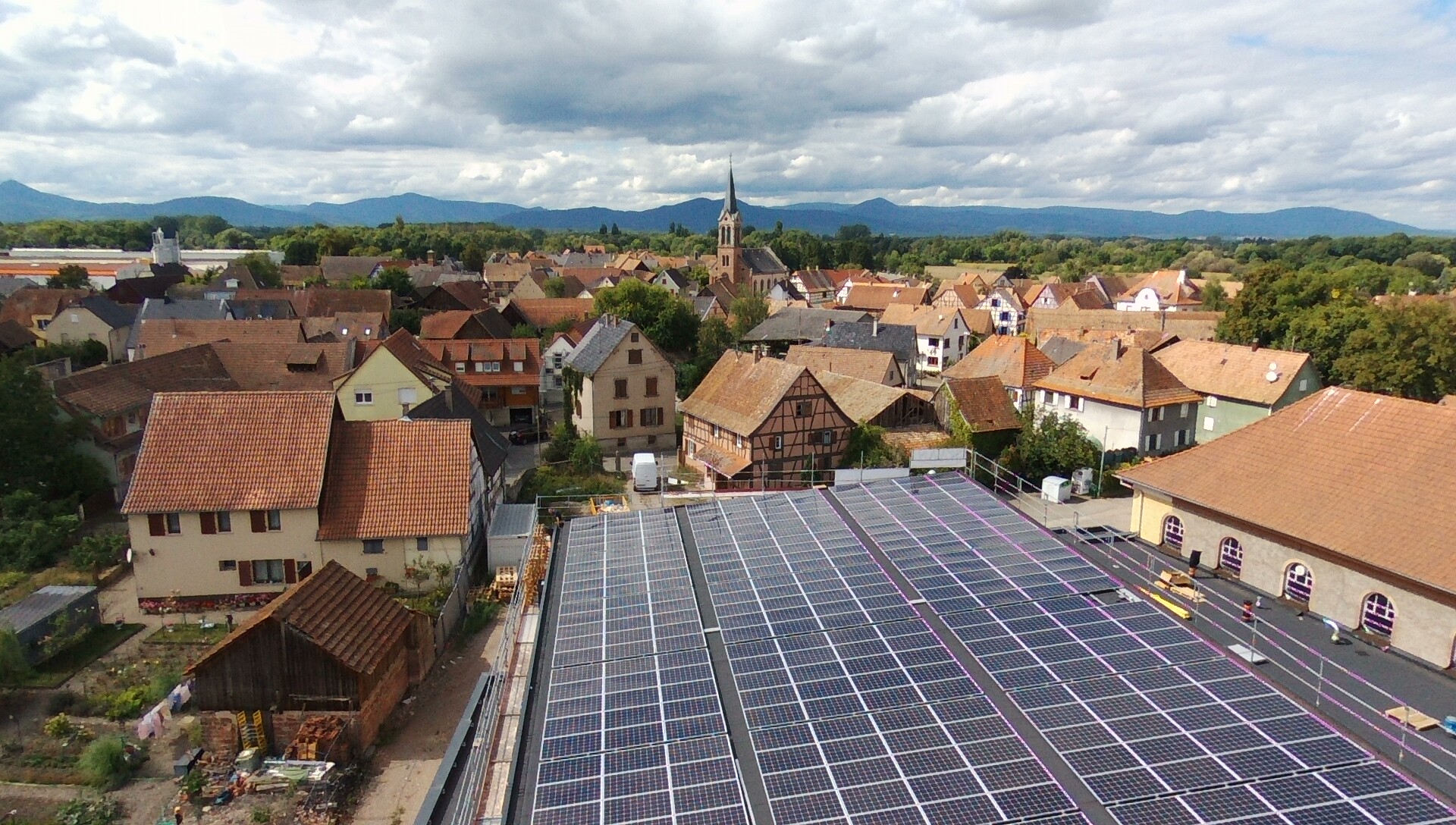découvrez les toits solaires, une solution écologique et économique pour produire votre propre énergie. apprenez comment ces installations innovantes améliorent l'efficacité énergétique de votre maison tout en préservant l'environnement.