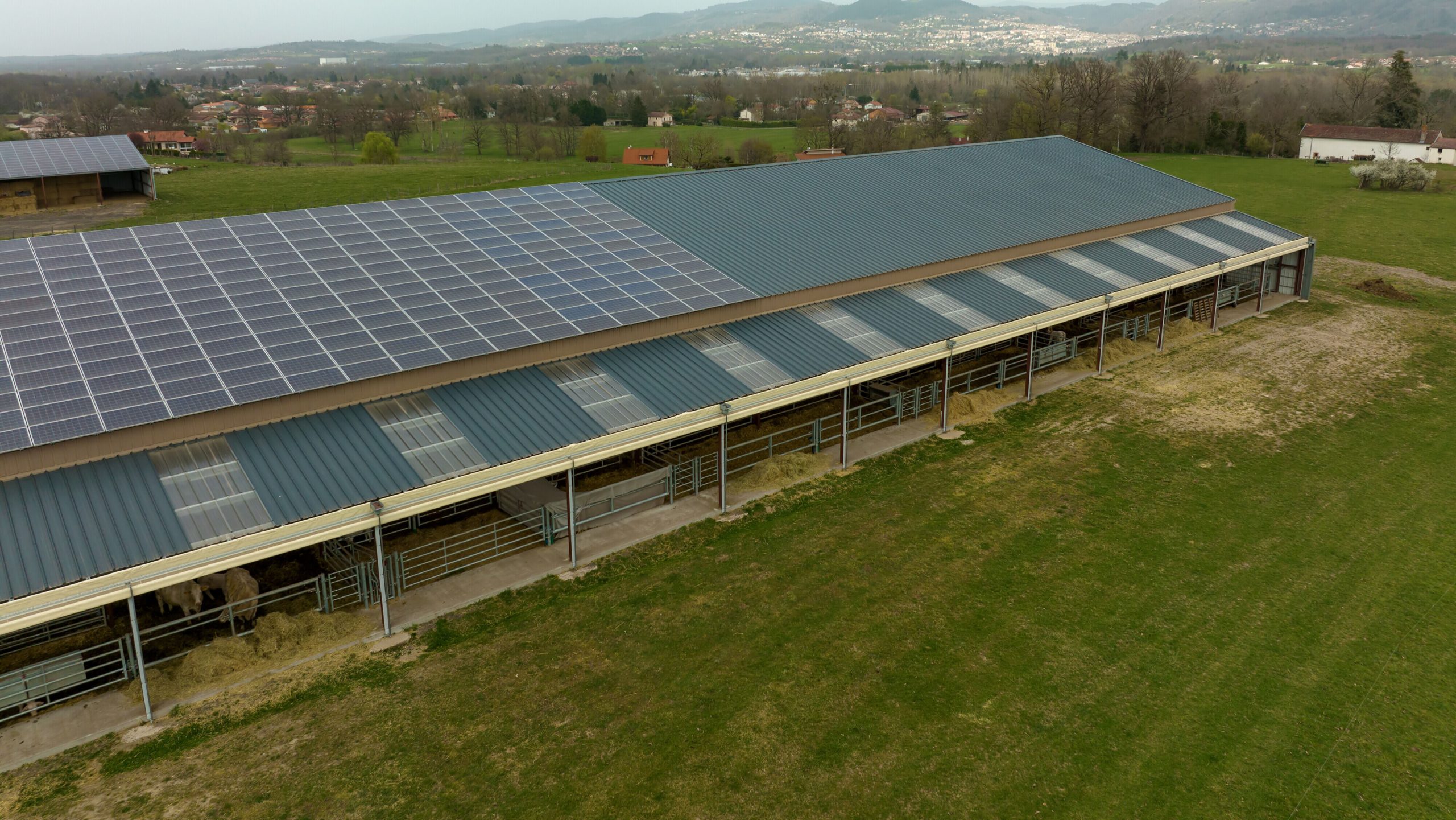 découvrez comment les toits photovoltaïques peuvent révolutionner votre consommation d'énergie grâce à l'autoconsommation. apprenez à optimiser votre installation solaire pour réduire vos factures et contribuer à un avenir durable.