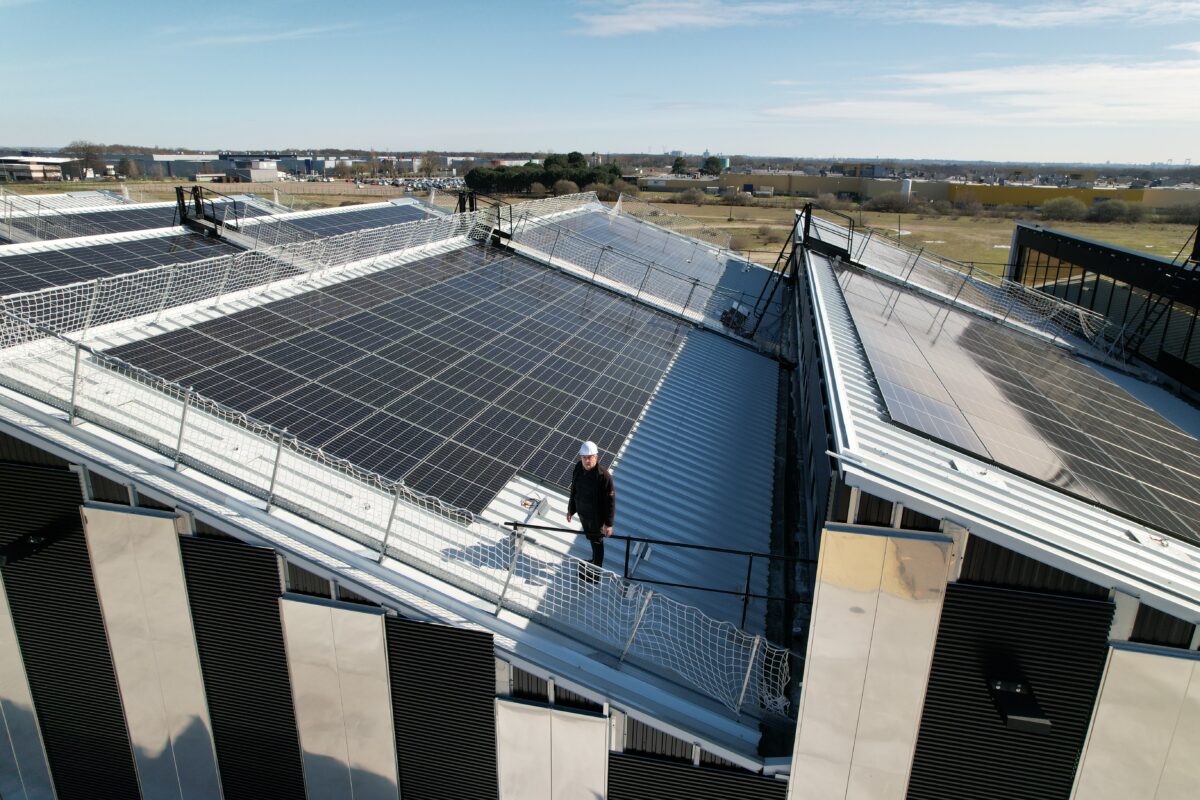 découvrez comment les toits photovoltaïques peuvent transformer votre consommation d'énergie tout en optimisant vos finances. apprenez les avantages économiques, les aides financières disponibles et les meilleures pratiques pour maximiser votre investissement solaire.