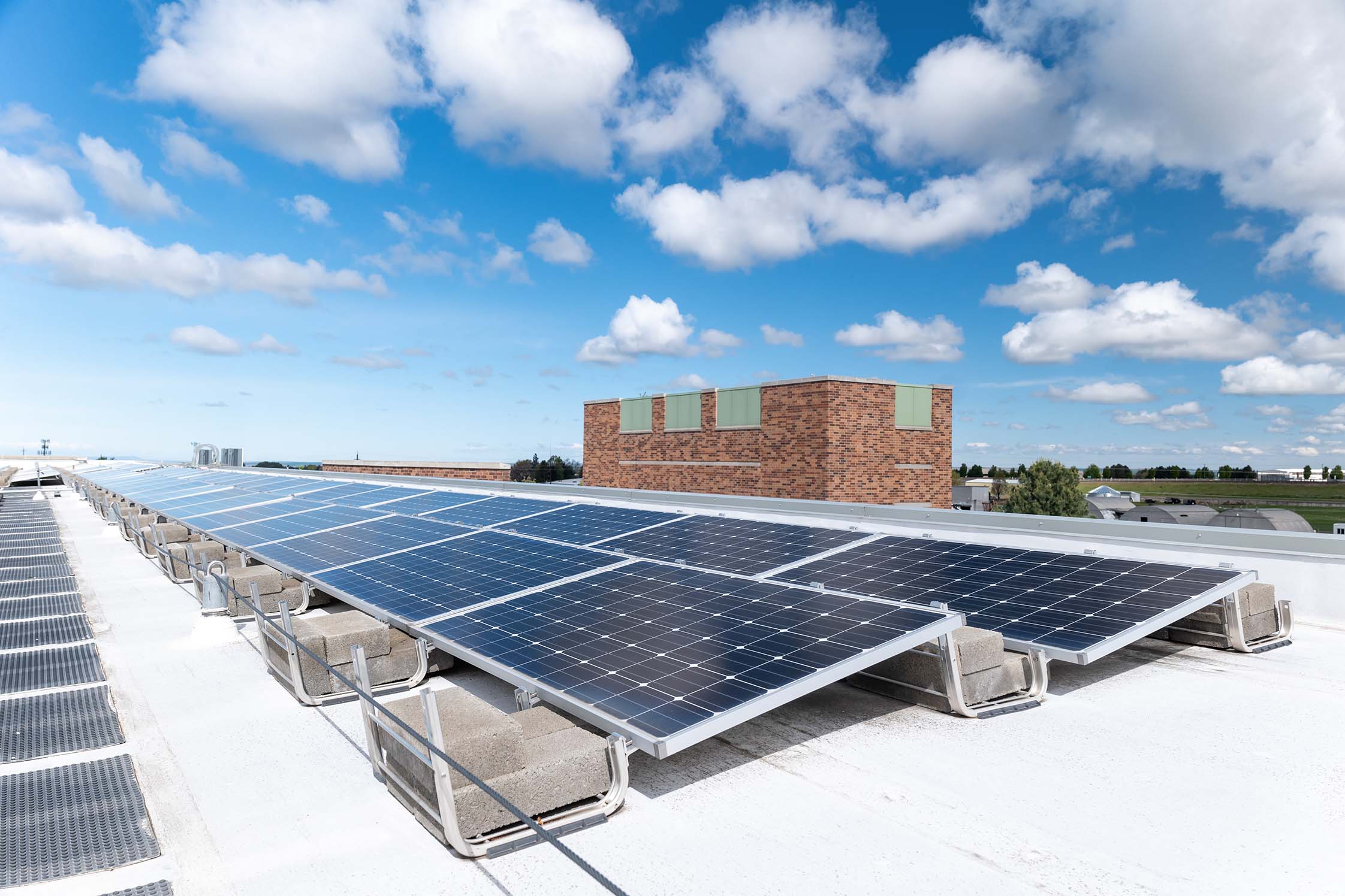 découvrez comment les toits photovoltaïques stimulent l'économie locale en réduisant les factures d'énergie et en créant des emplois durables. explorez les avantages écologiques et économiques de l'énergie solaire pour votre communauté.