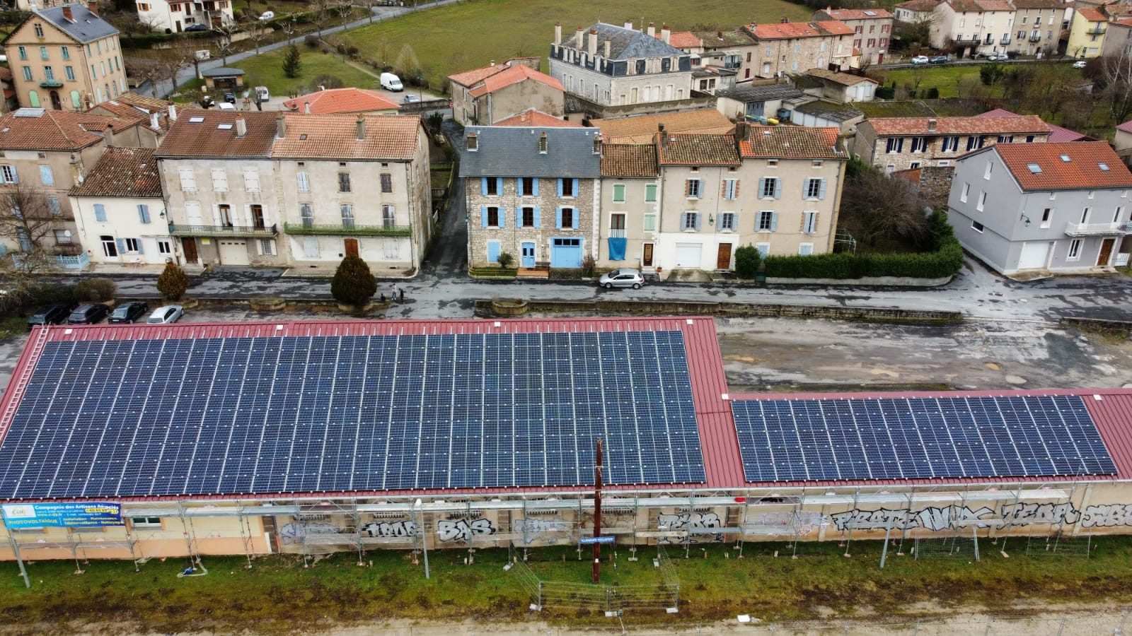 découvrez les avantages des toits photovoltaïques en france : économisez sur vos factures d'énergie, réduisez votre empreinte carbone et participez à la transition énergétique. informez-vous sur les options, les subventions et les meilleures pratiques pour l'installation de panneaux solaires sur votre toiture.