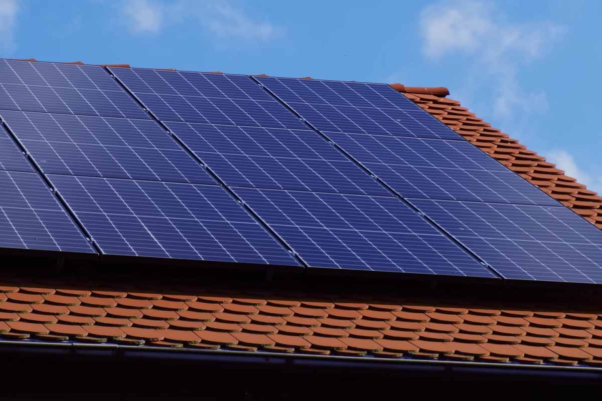 découvrez comment les toits photovoltaïques peuvent optimiser la production d'énergie en hiver, malgré les défis climatiques. apprenez les meilleures pratiques pour maintenir votre installation efficace tout au long de la saison froide.
