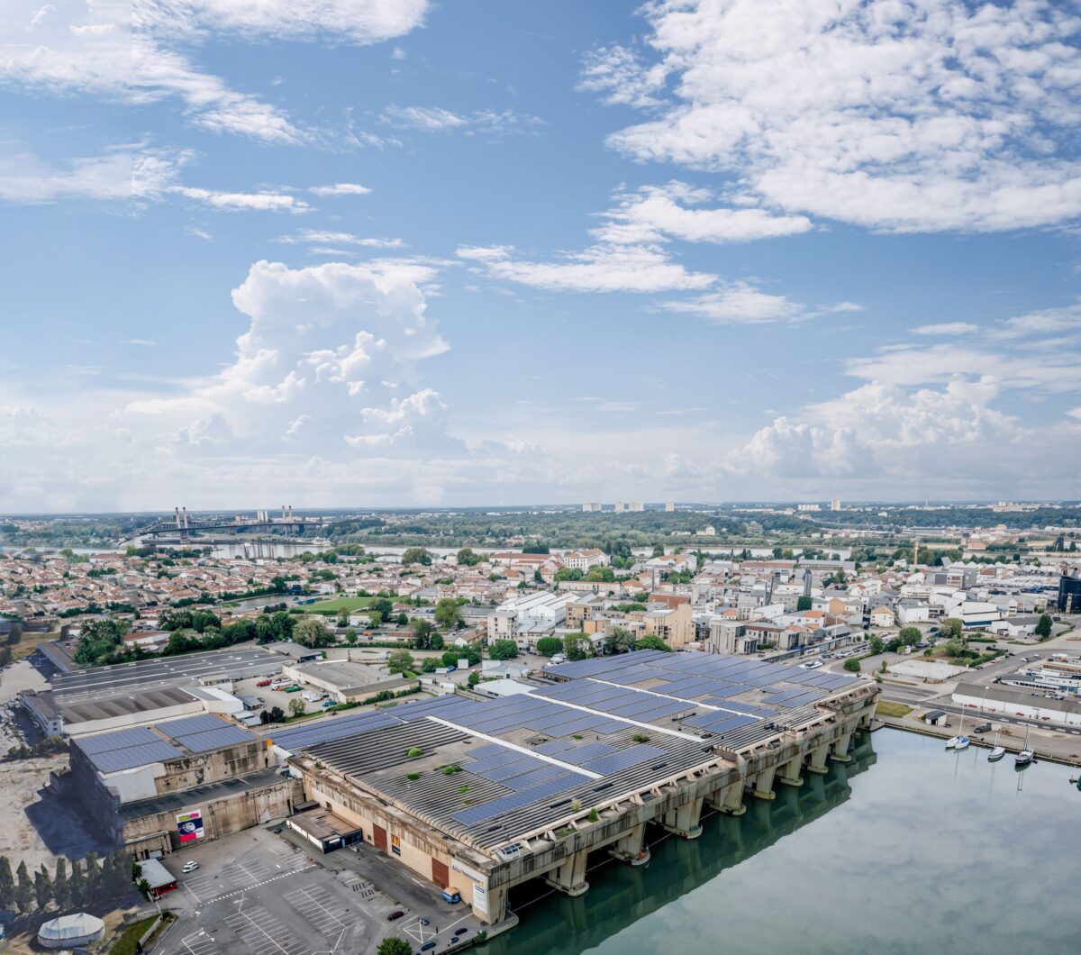 découvrez les avantages des toits photovoltaïques marins, une solution innovante et écologique pour produire de l'énergie renouvelable tout en préservant l'environnement maritime. optimisez votre consommation d'énergie grâce à cette technologie durable.