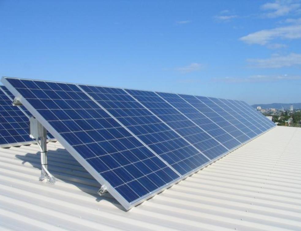 découvrez comment les toits solaires transforment l'énergie solaire en électricité tout en augmentant la valeur de votre maison. explorez les avantages environnementaux et économiques des toits photovoltaïques et comment ils contribuent à un avenir durable.