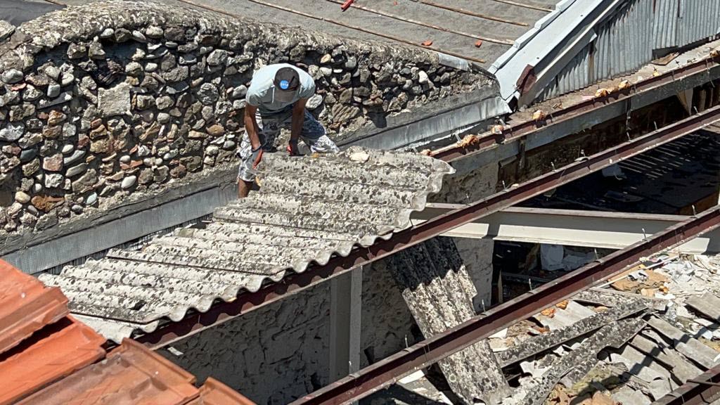 découvrez tout ce qu'il faut savoir sur la toiture amiante et les solutions solareo pour une rénovation sécurisée et durable. informez-vous sur les risques liés à l'amiante et explorez les alternatives écologiques pour améliorer l'efficacité énergétique de votre toiture.