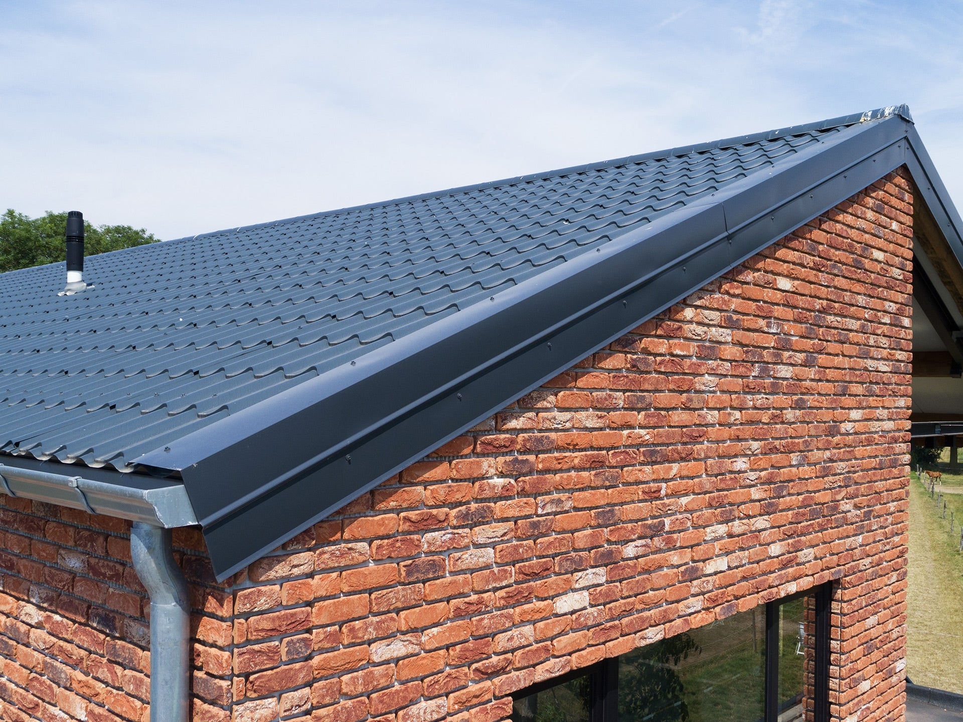 découvrez les avantages de la toiture en bac acier, une solution durable et économique pour vos projets de construction. alliant robustesse et légèreté, ce matériau est idéal pour vos bâtiments industriels, agricoles et résidentiels. explorez nos conseils pour un choix optimal et une installation réussie.