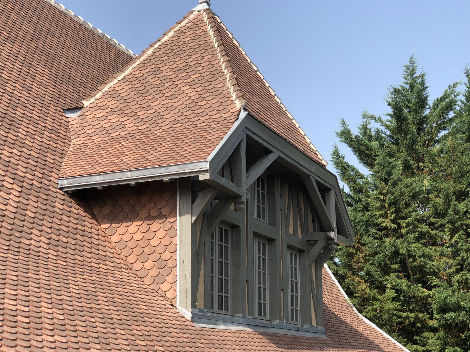 découvrez des conseils et astuces pour la rénovation et l'entretien de la toiture de votre maison ancienne. protégez votre patrimoine tout en préservant son charme authentique grâce à des techniques adaptées et des matériaux de qualité.