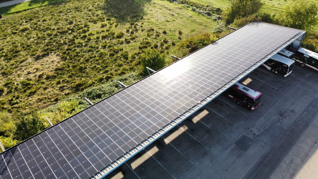 découvrez les avantages d'une toiture photovoltaïque : une solution écologique et économique pour produire votre propre énergie solaire, réduire vos factures d'électricité et contribuer à une planète plus verte.