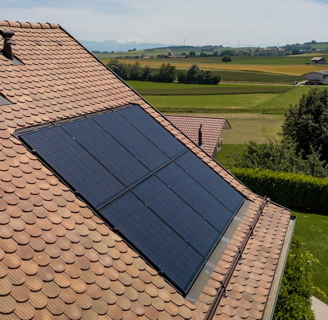 découvrez les avantages des toitures photovoltaïques : une solution écologique et économique pour produire votre propre énergie solaire, réduire vos factures d'électricité et valoriser votre bien immobilier.