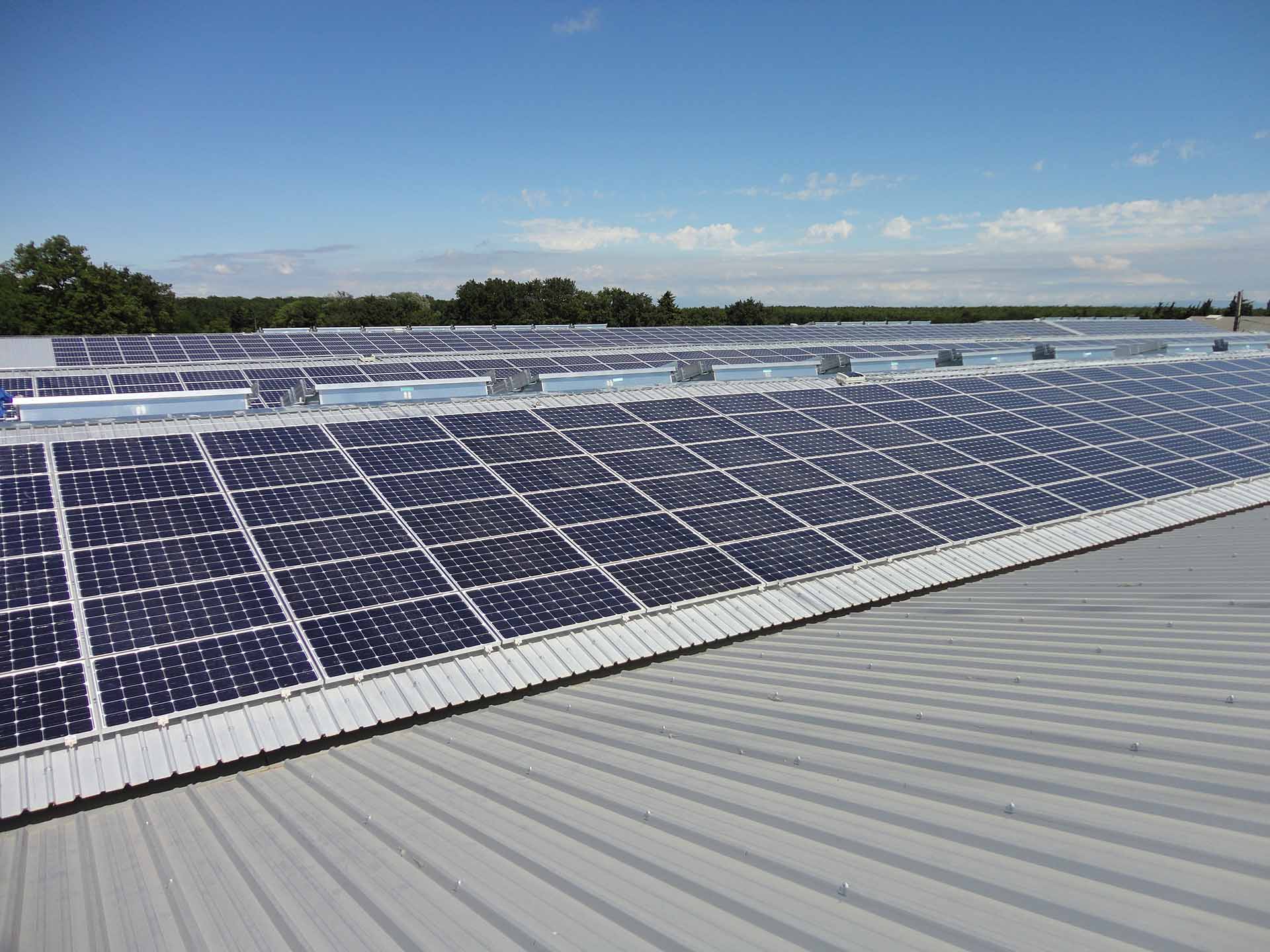 découvrez les avantages de la toiture photovoltaïque : une solution écologique pour produire votre propre électricité, réduire vos factures d'énergie et contribuer à la transition énergétique. transformez votre toit en source d'énergie renouvelable dès aujourd'hui !
