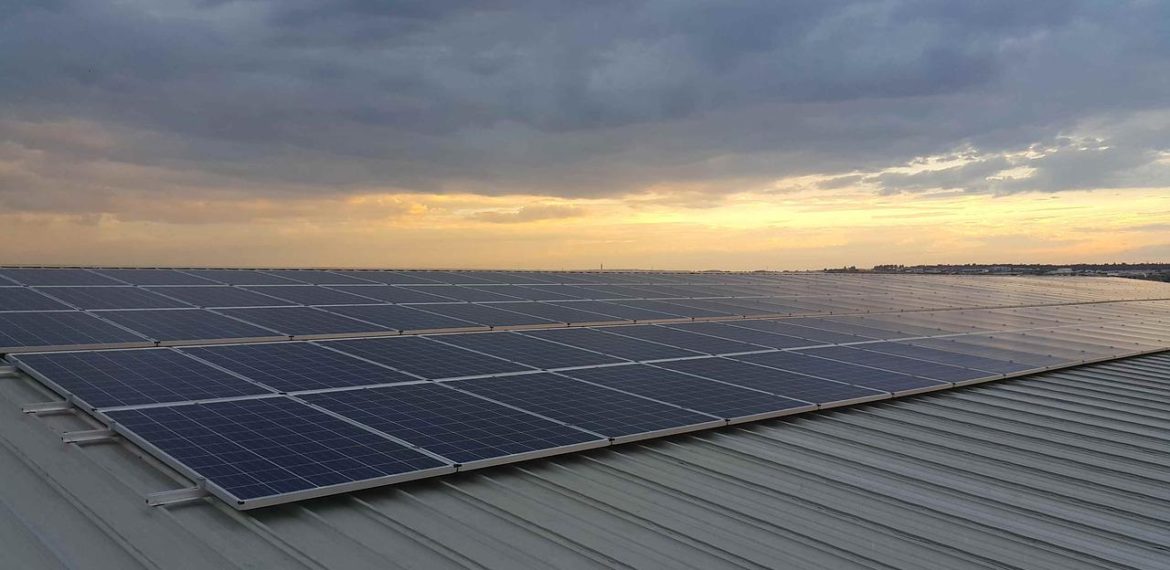 découvrez les avantages de la toiture photovoltaïque pour votre maison. optimisez votre consommation d'énergie, réduisez vos factures et contribuez à la protection de l'environnement grâce à des panneaux solaires intégrés. transformez votre toit en source d'énergie renouvelable dès aujourd'hui !