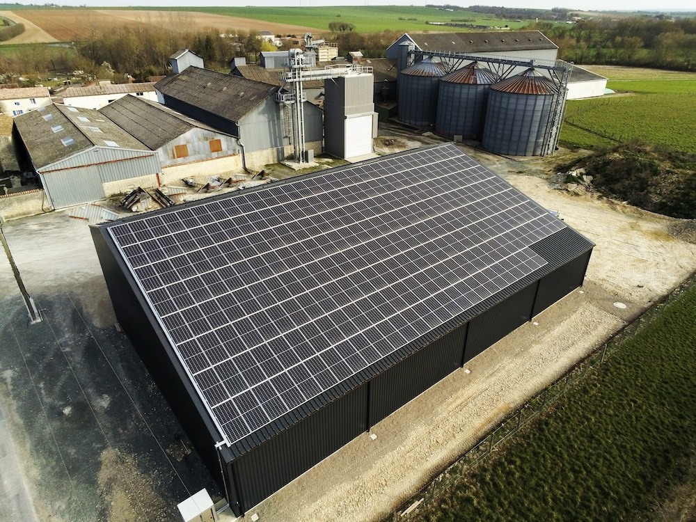 découvrez les avantages d'une toiture photovoltaïque : une solution écologique et économique pour produire votre propre électricité, réduire vos factures d'énergie et contribuer à la protection de l'environnement.