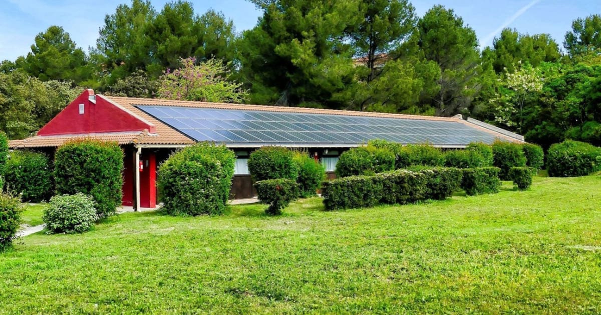 découvrez comment une toiture photovoltaïque peut transformer votre abri de jardin en une source d'énergie renouvelable. optimisez l'espace de votre jardin tout en réduisant votre empreinte carbone grâce à des panneaux solaires adaptés. faites le choix de l'écologie et de l'autonomie énergétique dès aujourd'hui.