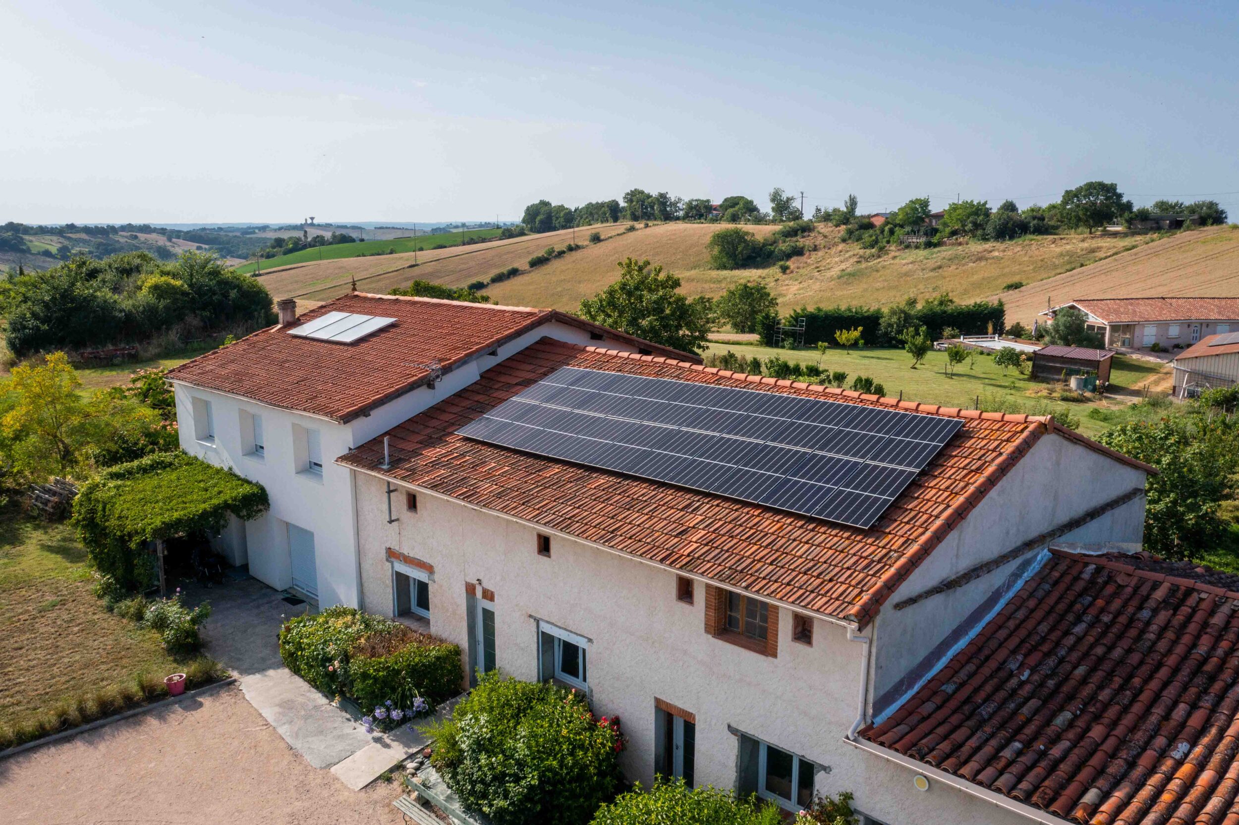 découvrez comment installer une toiture photovoltaïque peut vous permettre de réaliser des économies significatives sur vos factures d'énergie tout en contribuant à la transition énergétique. profitez des avantages d'une énergie renouvelable, d'une augmentation de la valeur de votre bien, et réduisez votre empreinte carbone.