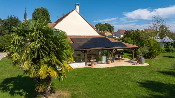 découvrez comment bénéficier d'une toiture photovoltaïque gratuite et transformez votre maison en producteur d'énergie solaire. profitez d'économies sur vos factures d'électricité tout en contribuant à la transition énergétique. informez-vous dès maintenant sur les choix et subventions disponibles !