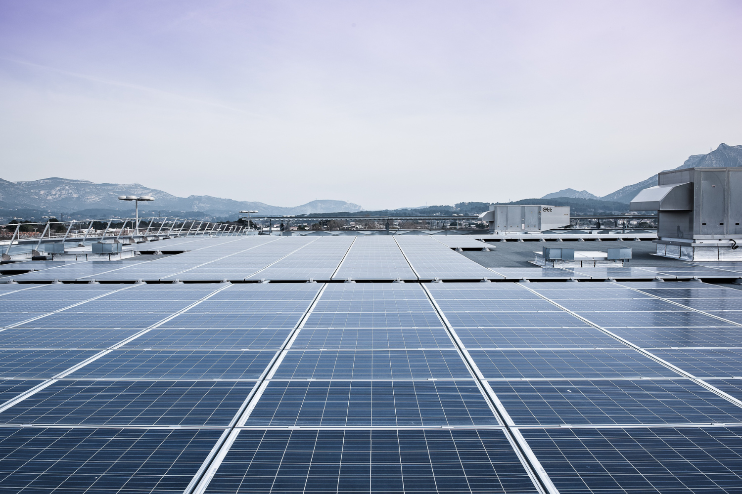 découvrez la toiture photovoltaïque soprema, une solution innovante et durable pour réduire votre empreinte carbone tout en produisant votre propre électricité. alliez performance énergétique et esthétique grâce à nos systèmes de couverture adaptés à tous vos projets.