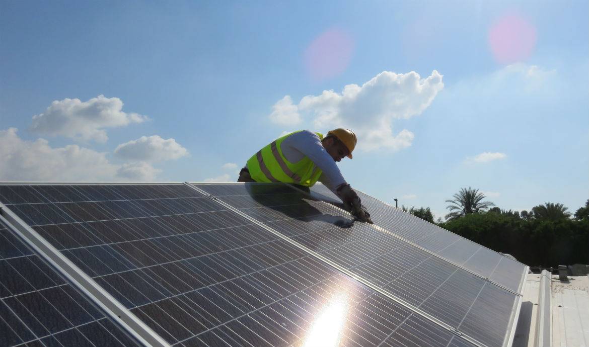 découvrez les toitures photovoltaïques tesla, une solution innovante et esthétique pour produire votre propre électricité tout en préservant l'intégrité de votre maison. optez pour une énergie renouvelable efficace et design pour réduire votre empreinte carbone.