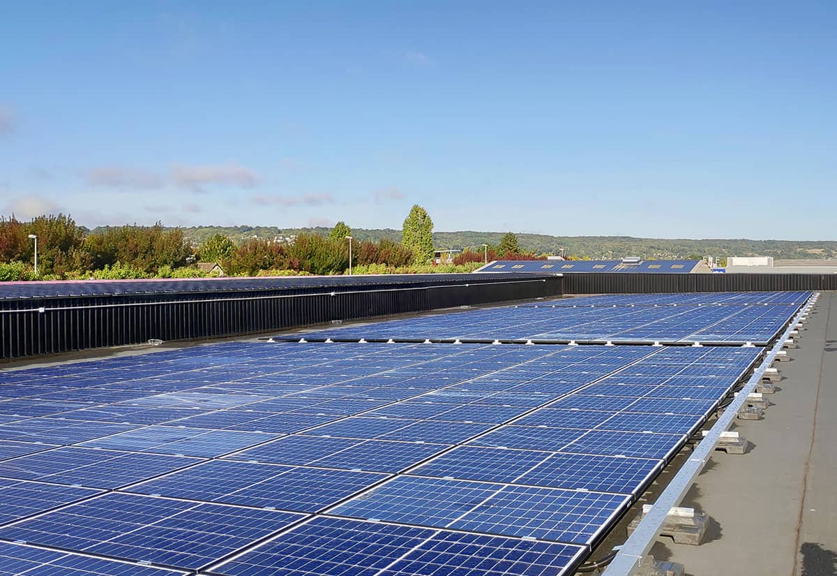 découvrez les avantages de la toiture plate photovoltaïque : une solution innovante pour optimiser l'espace de votre bâtiment tout en générant de l'énergie renouvelable. apprenez comment cette technologie contribue à la réduction de votre empreinte carbone et à des économies sur vos factures d'électricité.