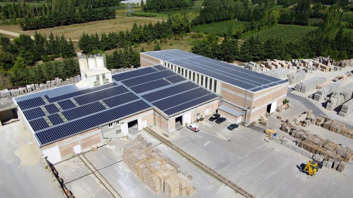 découvrez les avantages de la toiture solaire pour votre maison. alliez esthétisme et performance énergétique en optant pour une solution écologique qui réduit vos factures d'électricité tout en préservant l'environnement.