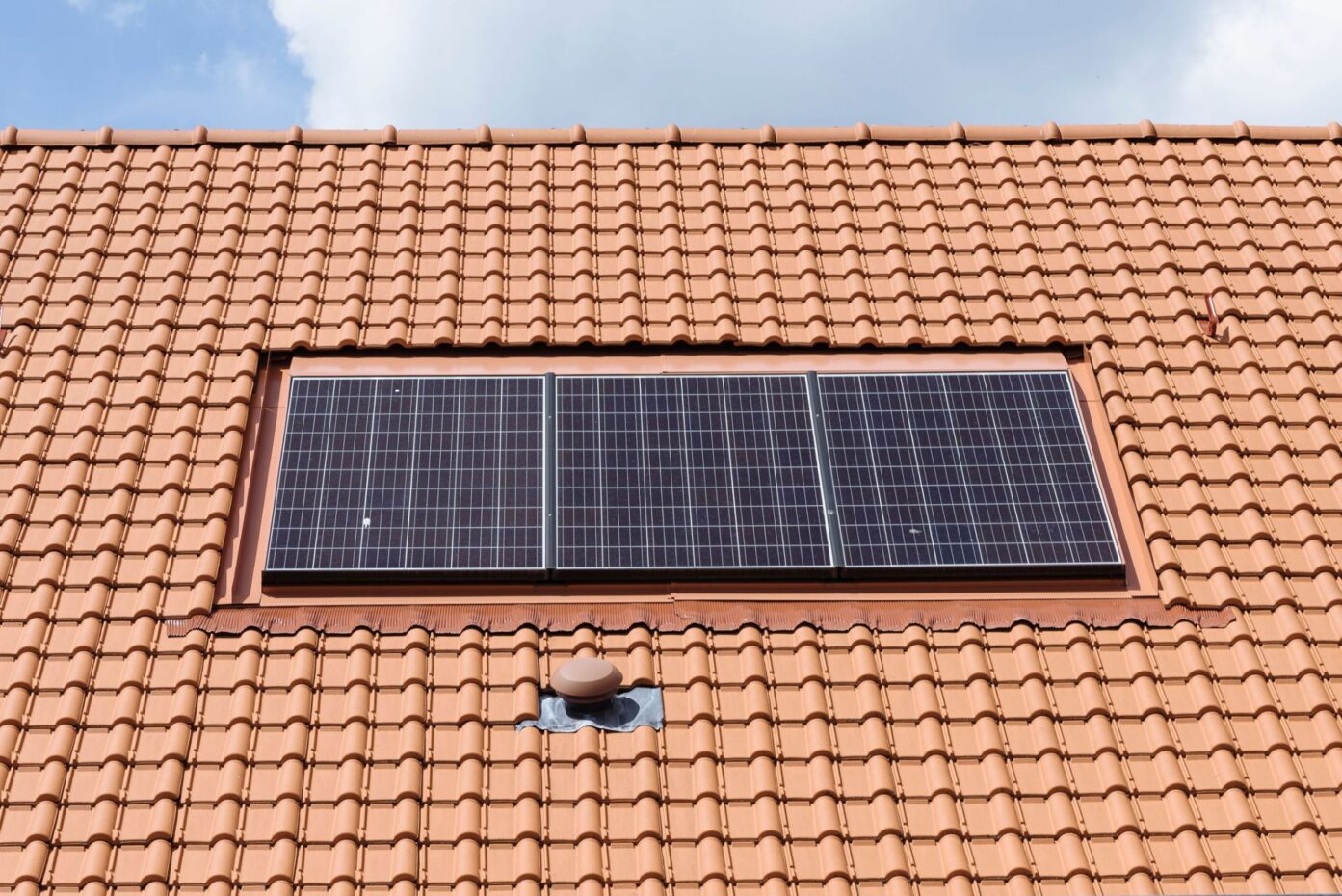 découvrez la toiture solaire terreal, une solution innovante qui allie esthétisme et performance énergétique. profitez d'une toiture durable qui capte l'énergie du soleil, réduit votre impact environnemental et augmente la valeur de votre bien immobilier.