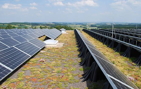 découvrez les avantages des toitures végétalisées combinées aux systèmes d'énergie solaire. solutions écologiques pour une gestion durable de l'énergie, elles améliorent l'isolation tout en favorisant la biodiversité et en réduisant les îlots de chaleur urbains.