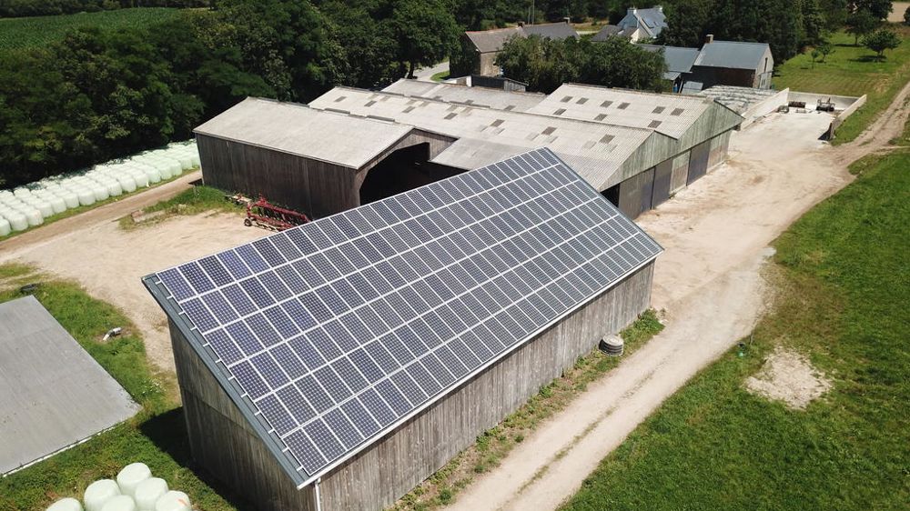 découvrez les avantages des toitures agricoles photovoltaïques, une solution innovante qui allie production d'énergie renouvelable et optimisation des surfaces agricoles. transformez vos bâtiments en centrales solaires pour réduire vos coûts énergétiques tout en contribuant à la durabilité de l'agriculture.