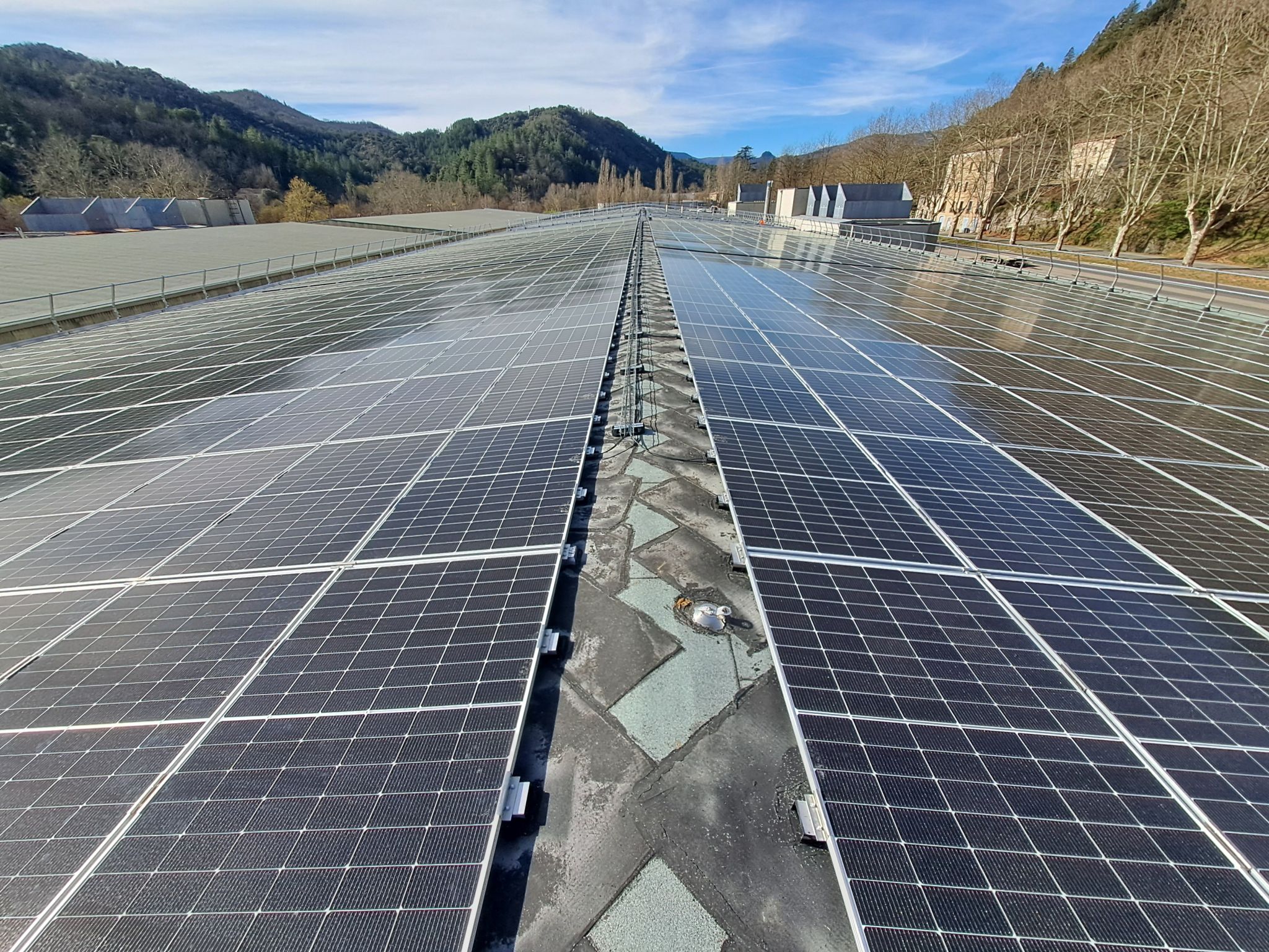 découvrez les toitures photovoltaïques de smac, une solution innovante et durable pour transformer votre toit en source d'énergie renouvelable. profitez d'une réduction de vos factures d'électricité tout en contribuant à la protection de l'environnement grâce à des installations de haute qualité.