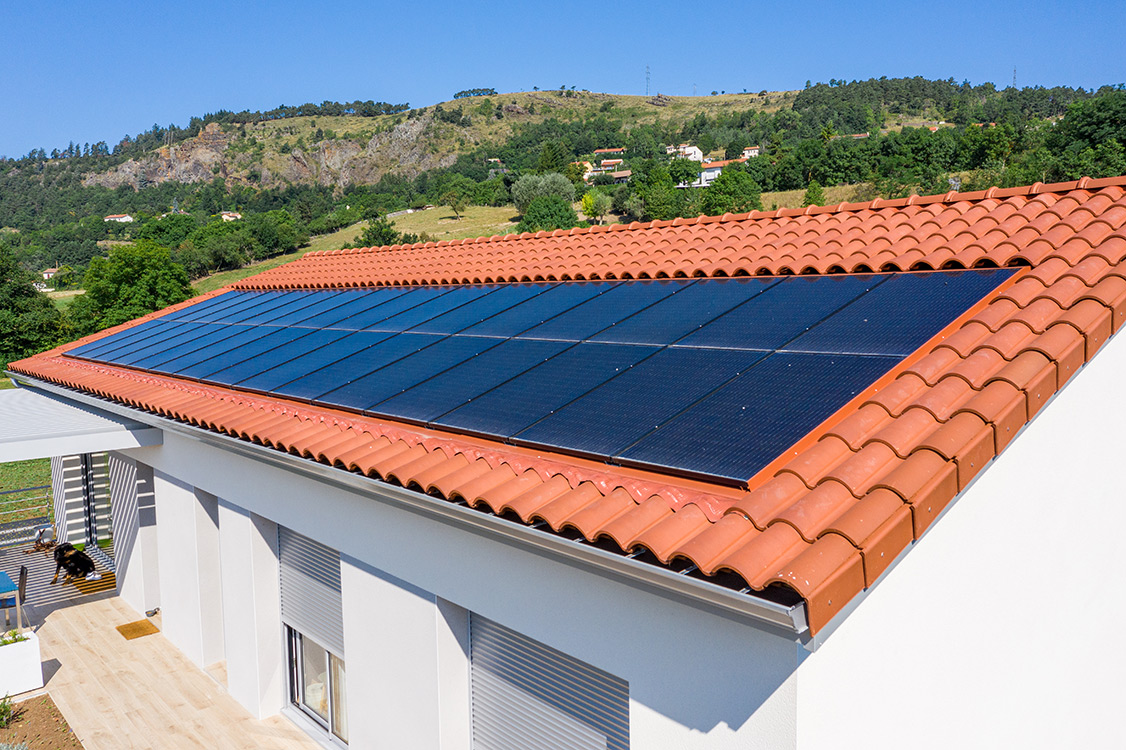 découvrez les toitures solaires terreal, une solution innovante et durable pour optimiser l'efficacité énergétique de votre habitat. alliant esthétisme et performance, ces toitures sont conçues pour s'intégrer parfaitement à votre maison tout en produisant de l'énergie renouvelable. optez pour une couverture qui respecte l'environnement et réduit vos factures d'énergie.