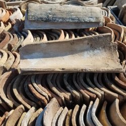 découvrez l'élégance intemporelle des tuiles anciennes, véritables témoins de l'architecture traditionnelle. parfaites pour rénover ou décorer votre espace, elles apportent caractère et authenticité. explorez notre collection unique et laissez-vous séduire par leur charme rustique.