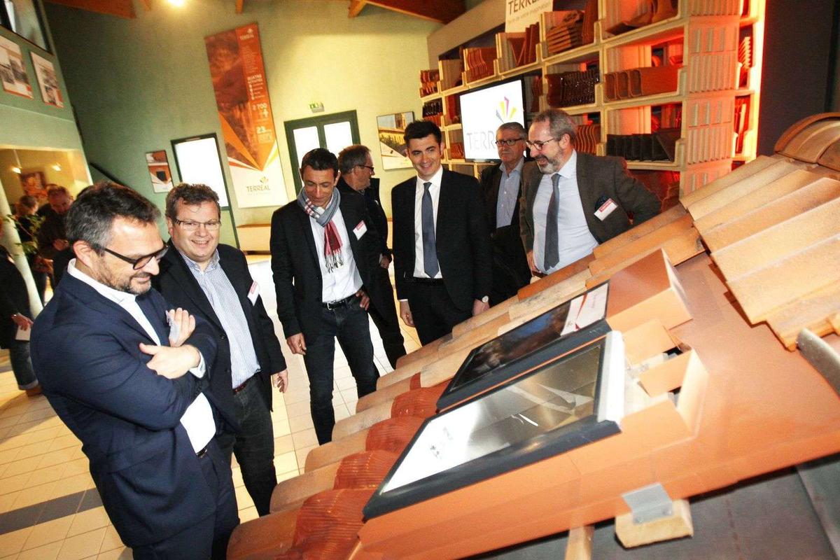 découvrez les tuiles lambert de terreal, un choix alliant tradition et innovation pour votre toiture. avec leur design intemporel et leur performance remarquable, ces tuiles garantissent une protection optimale tout en embellissant votre maison.