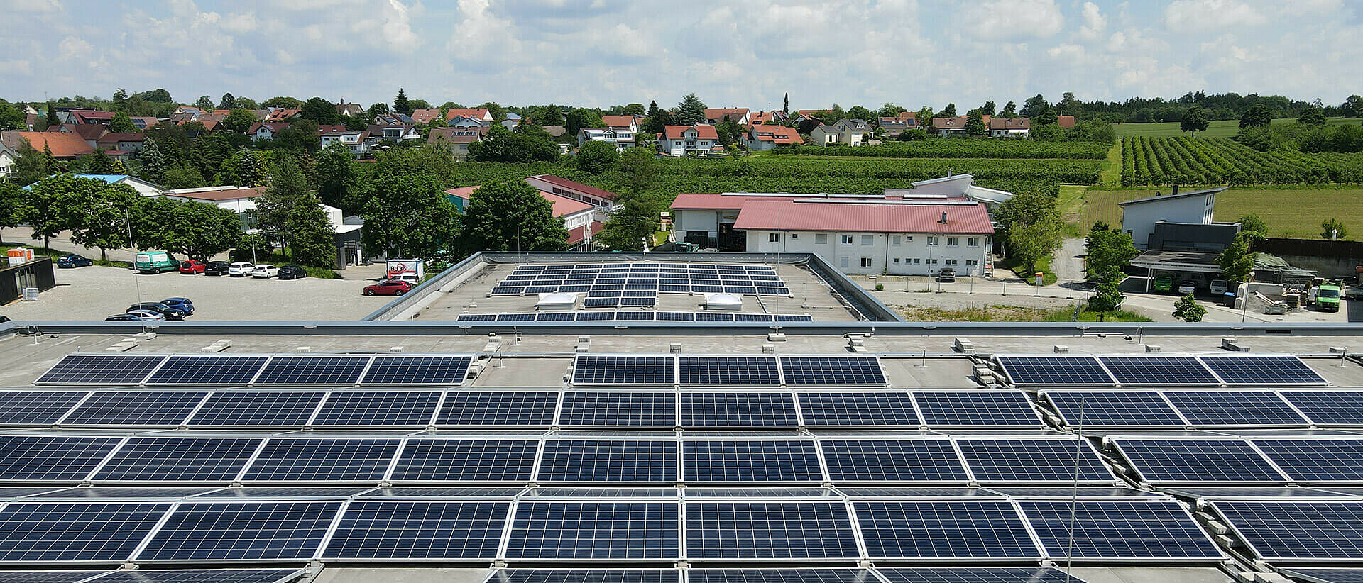 découvrez les tuiles solaires durables, une solution innovante pour capter l'énergie solaire tout en préservant l'esthétique de votre toiture. alliez écologie et performance avec des matériaux robustes et respectueux de l'environnement, idéal pour une maison moderne et durable.