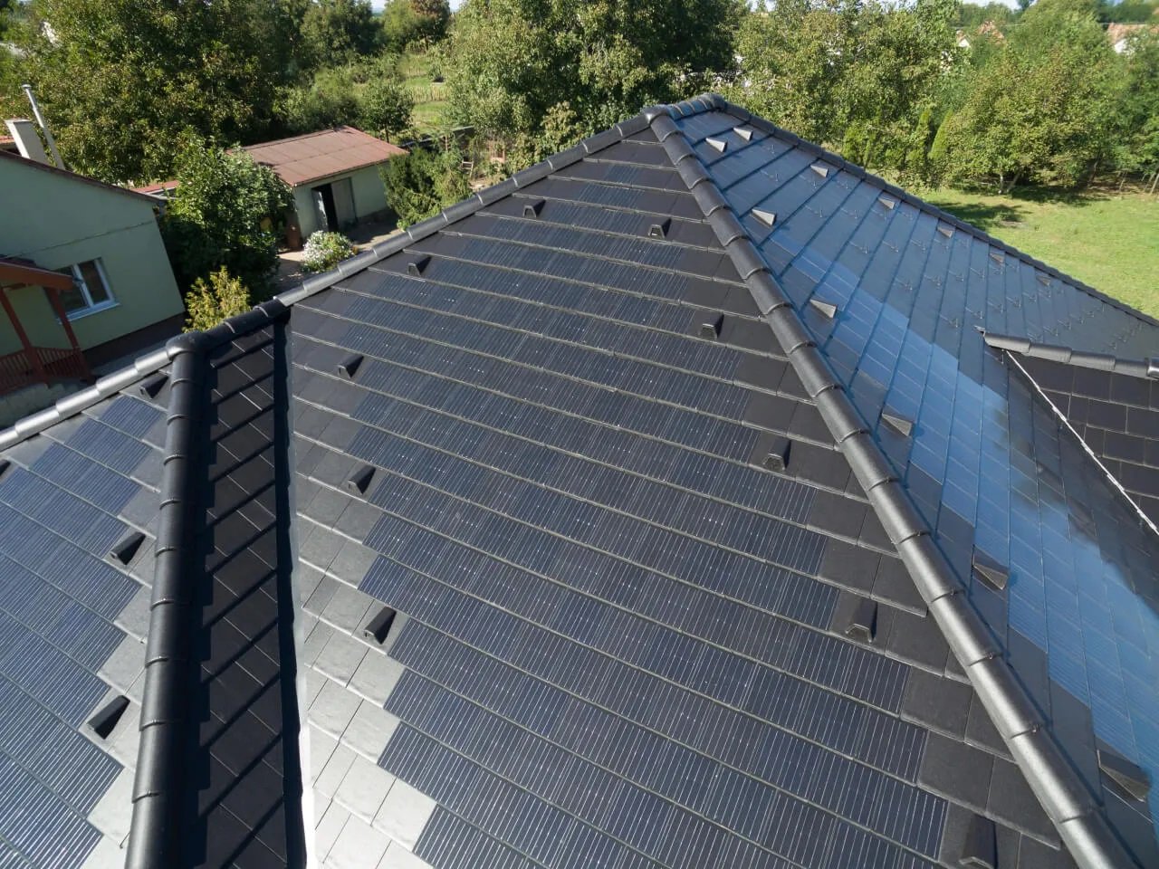 découvrez nos tuiles solaires esthétiques qui allient performance énergétique et design contemporain. transformez votre toiture en une source d'énergie renouvelable tout en embellissant votre maison. idéales pour une intégration harmonieuse, ces tuiles sont la solution parfaite pour une construction durable et élégante.
