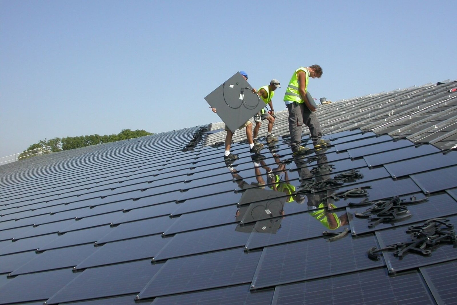 découvrez les tuiles tesla, une innovation révolutionnaire alliant esthétique moderne et efficacité énergétique. conçues pour transformer votre toit en une source d'énergie durable, ces tuiles solaires s'intègrent parfaitement à votre habitation tout en réduisant votre empreinte carbone.