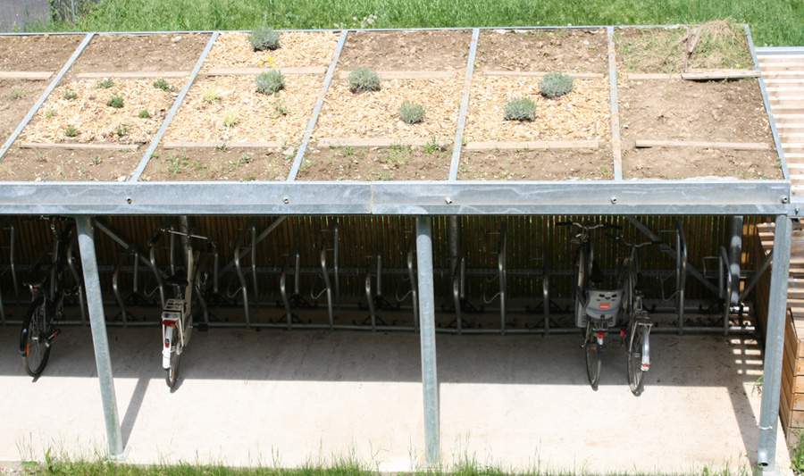 découvrez les avantages d'un toit végétal : une solution écologique pour améliorer l'isolation de votre maison, favoriser la biodiversité et contribuer à la réduction des îlots de chaleur en milieu urbain.