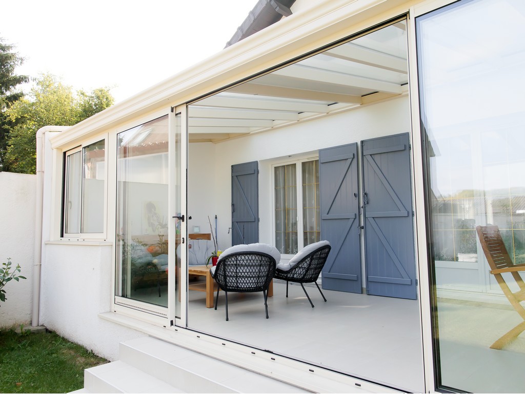 découvrez l'univers des vérandas : un espace de vie lumineux et élégant, alliant confort et esthétisme. transformez votre maison avec nos modèles sur mesure, adaptés à tous vos besoins. profitez d’un havre de paix toute l'année grâce à nos solutions en véranda.