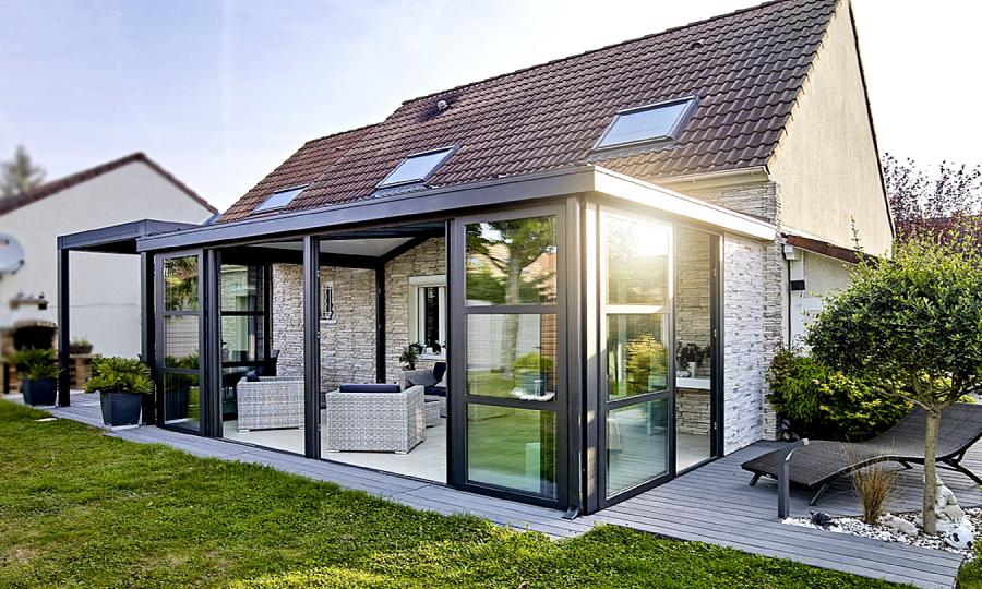 découvrez notre sélection de vérandas élégantes et fonctionnelles, idéales pour embellir votre maison tout en augmentant sa luminosité. profitez d'un espace de vie supplémentaire alliant confort et style, conçu pour s'adapter à vos besoins et à votre esthétique.