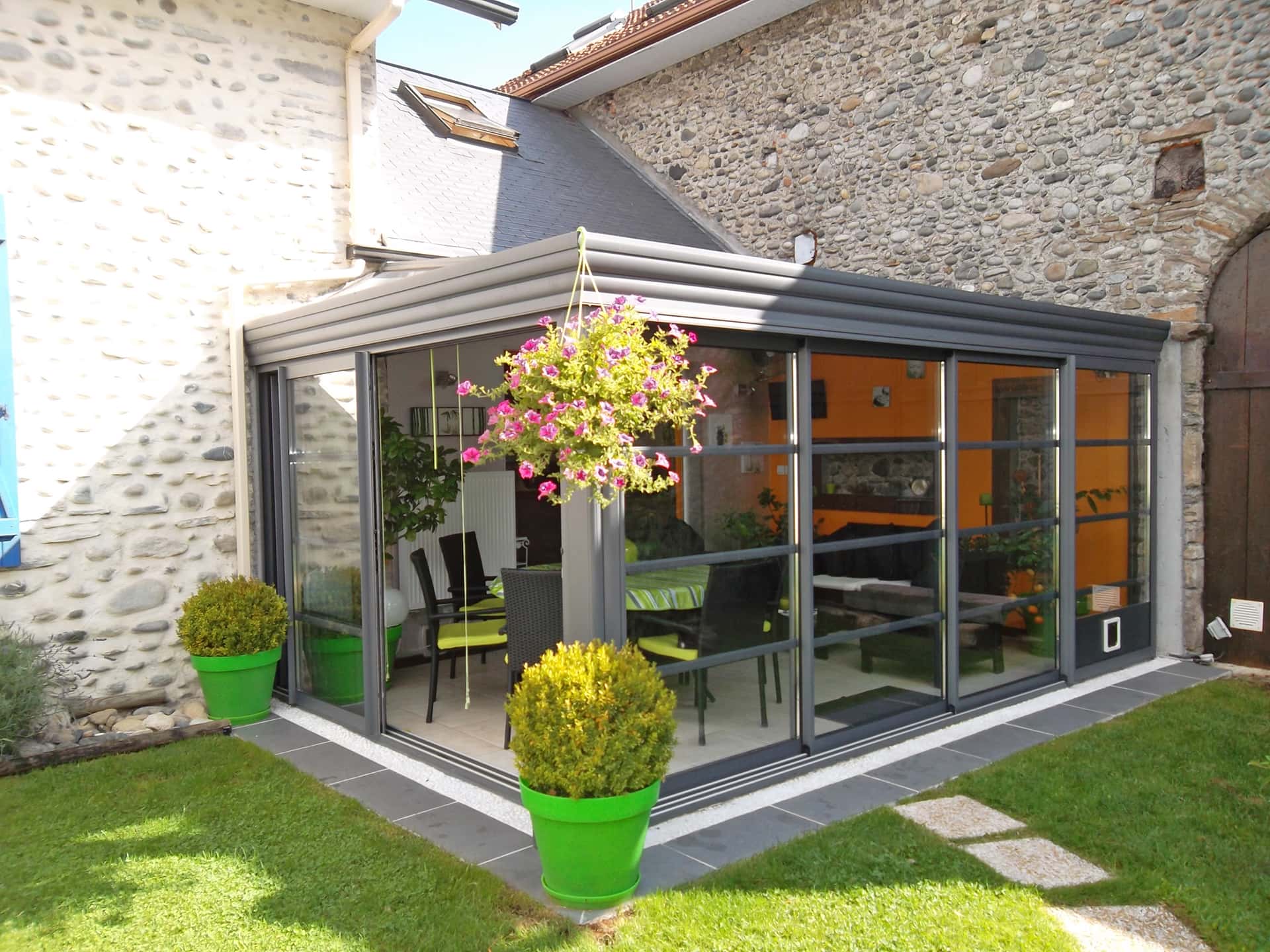 découvrez les atouts d'une véranda : espace de vie lumineux, confort, et élégance. transformez votre maison en un havre de paix tout en profitant de la nature. explorez nos idées pour concevoir la véranda parfaite qui répond à vos besoins.