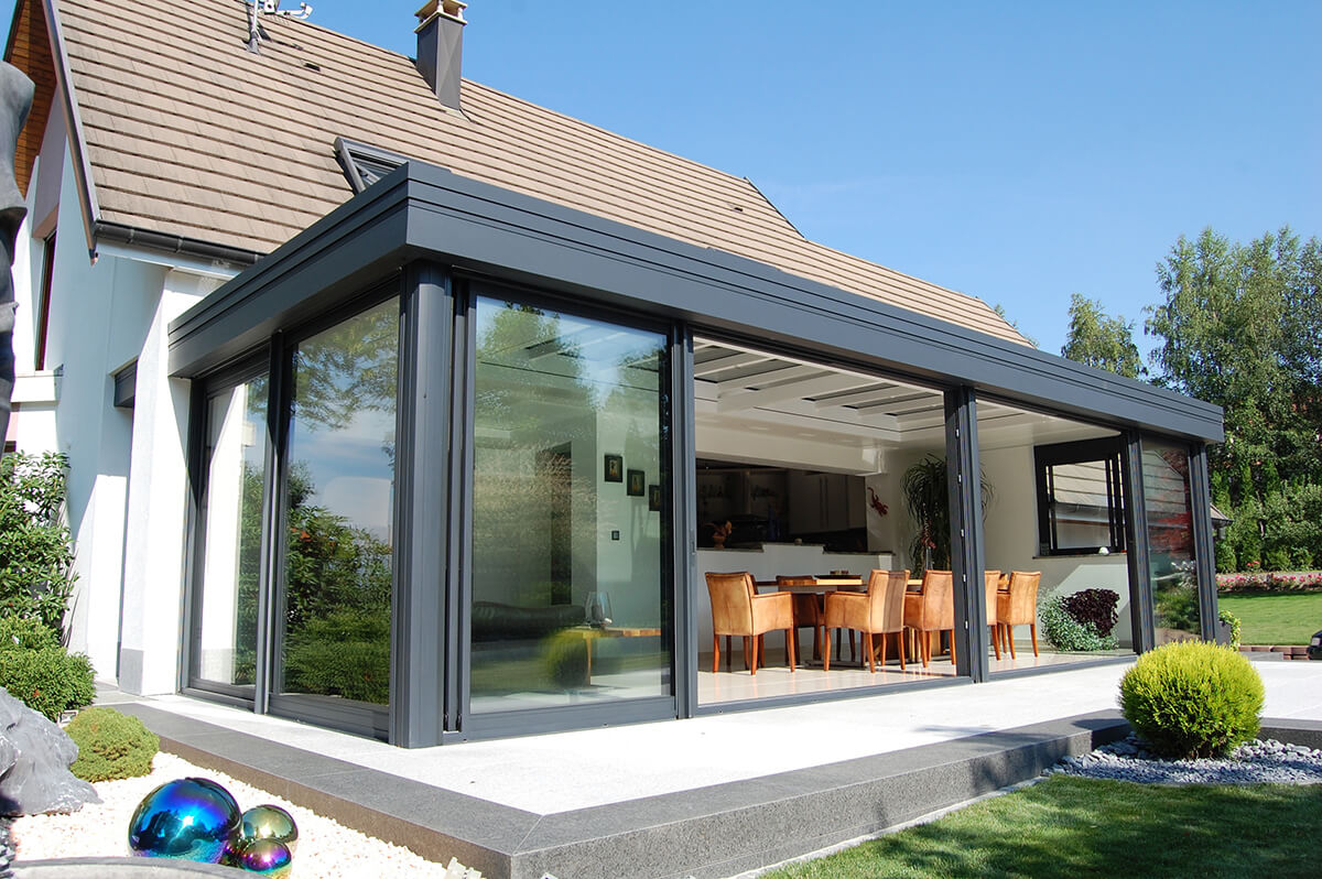 découvrez notre sélection de vérandas sur mesure, alliant élégance et fonctionnalité. transformez votre espace de vie avec une véranda lumineuse et accueillante, parfaite pour profiter de votre jardin tout au long de l'année.