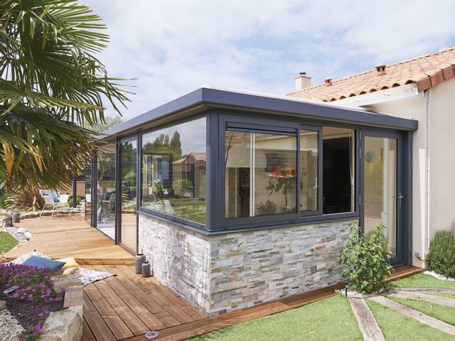 découvrez l'élégance et le confort d'une véranda, un espace de vie lumineux et polyvalent qui allie design et fonctionnalité. profitez de la nature tout en restant abrité, et transformez votre maison grâce à une véranda sur mesure.