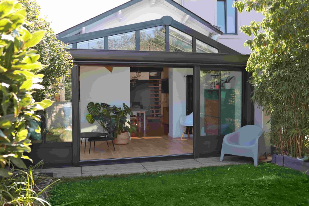 découvrez notre gamme de vérandas sur mesure, alliant confort et esthétique. transformez votre espace de vie avec une véranda qui vous permet de profiter de la lumière naturelle tout au long de l'année. idéal pour créer un lieu de détente ou un espace de travail, nos vérandas s'adaptent à tous vos besoins.