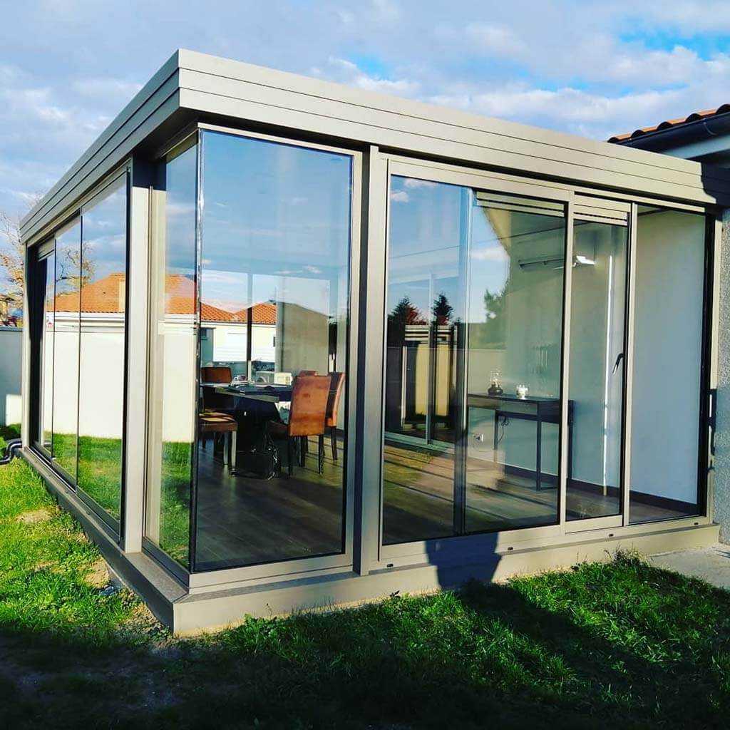 découvrez notre véranda angle, conçue pour optimiser votre espace et apporter une touche de lumière naturelle à votre intérieur. profitez d'un lieu de vie agréable tout en bénéficiant d'une excellente isolation et d'un design moderne.