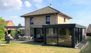 découvrez notre véranda angle, une solution élégante et lumineuse pour embellir votre espace de vie. profitez d'une conception sur mesure, d'une isolation optimale et de matériaux de qualité, adaptés à tous les styles de maison. transformez votre intérieur en un havre de paix avec une véranda qui allie confort et esthétisme.